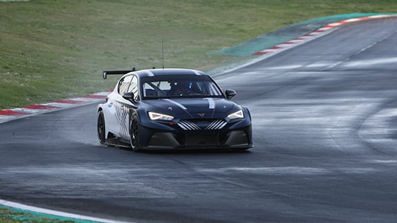 CUPRA e-Racer corriendo por una pista mojada.