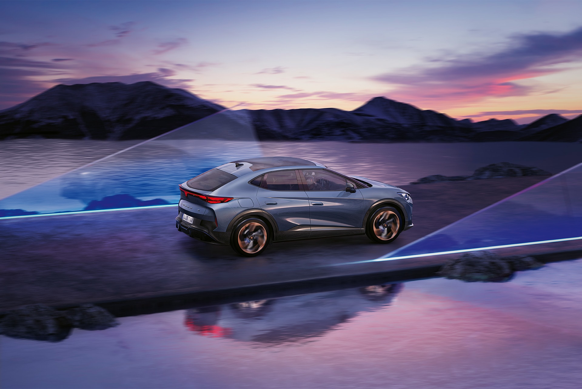 Coche azul CUPRA Tavascan 2024, montañas, agua y panel de cristal