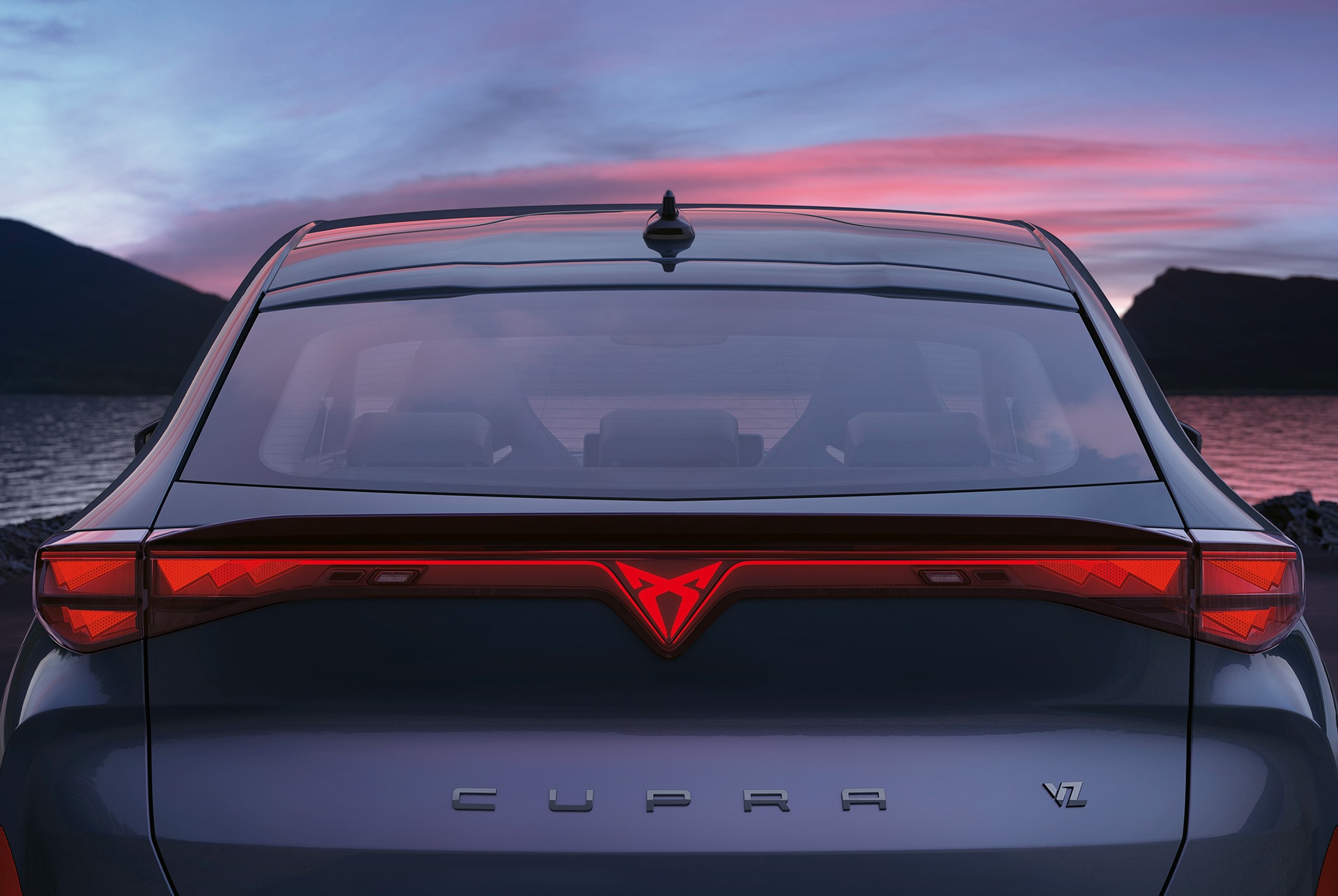 luz trasera del Cupra Tavascan 2024, iluminación que abarca todo el ancho
