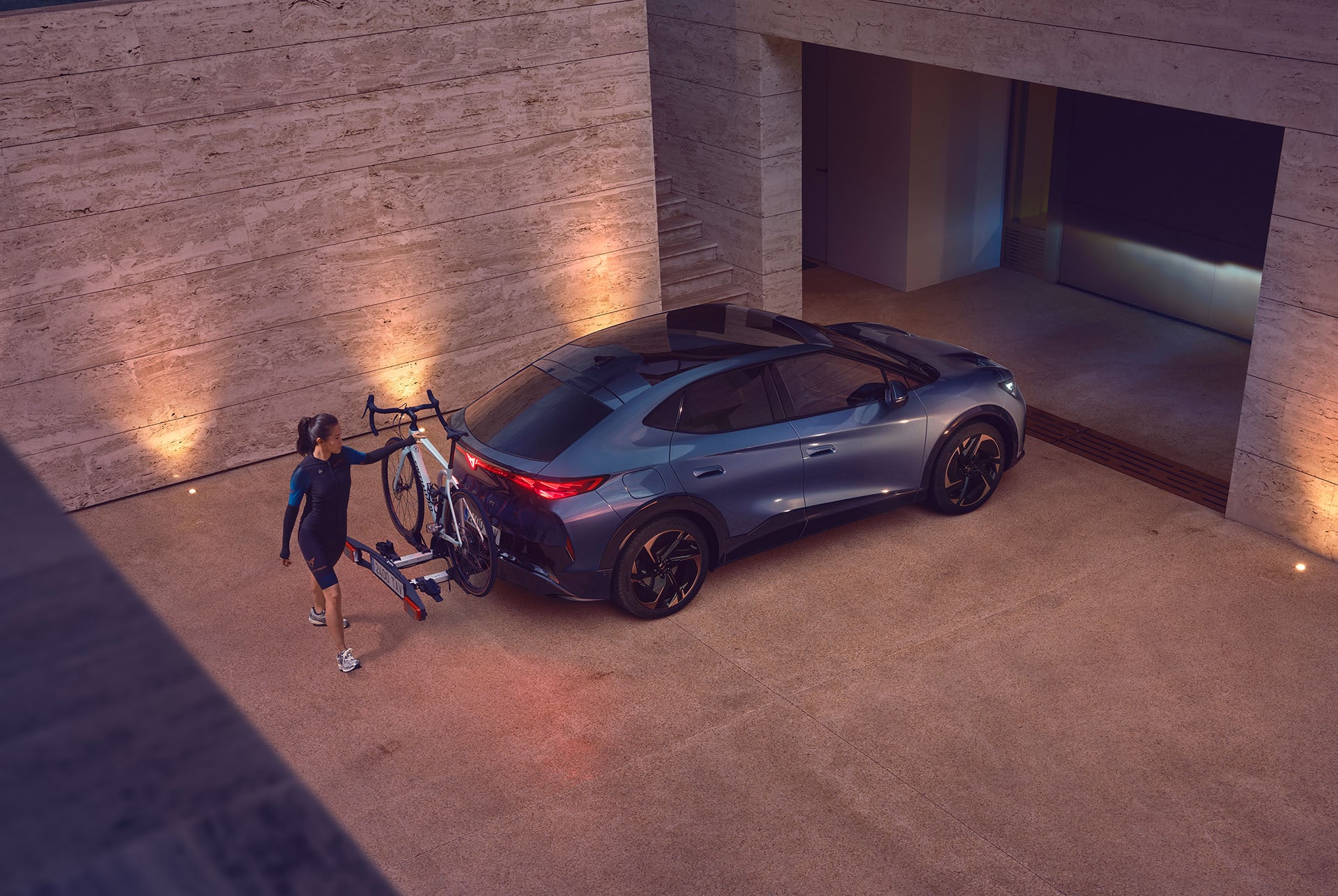vista trasera de cupra tavascan 2025 remolque portabicicletas accesorio para coche