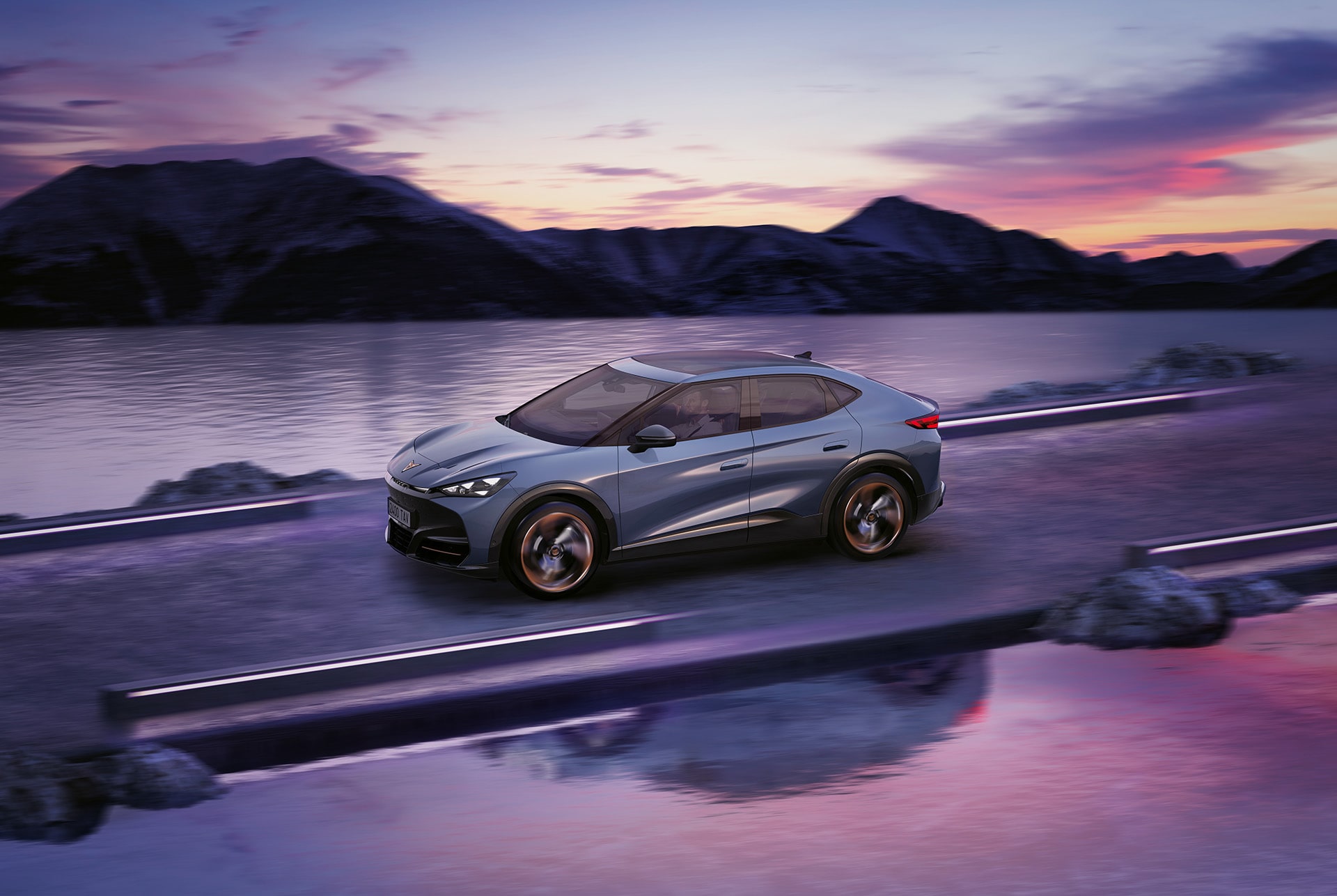 Nuevo CUPRA Tavascan color azul metalizado con Asistencia en viaje y Control de crucero adaptativo (ACC)