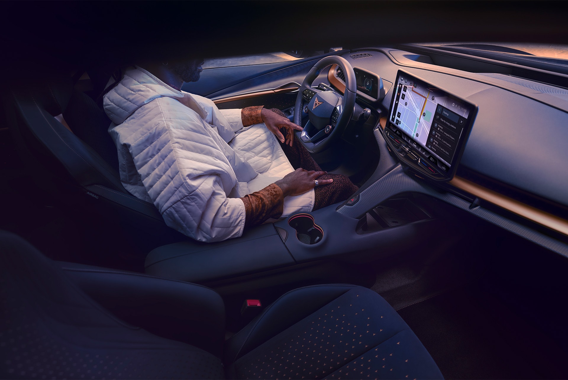 2025 cupra tavascan sistema de infotainment con mapa de estaciones de carga 