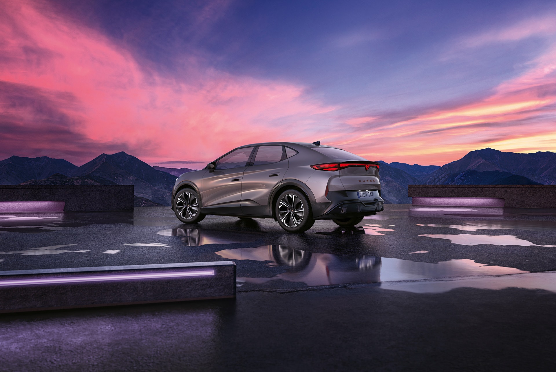 cupra tavascan SUV se exhibe ante un atardecer