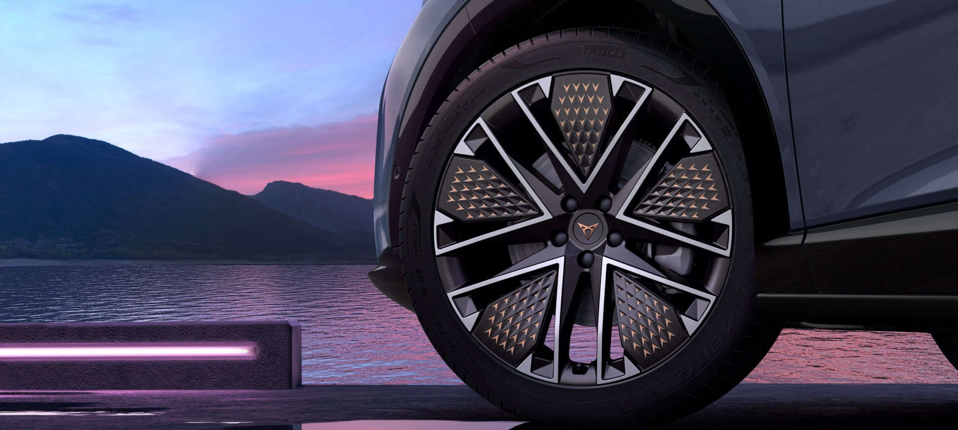 llanta aerodinámica de 21 pulgadas con acabado en cobre negro satinado para el CUPRA Tavascan 2025 