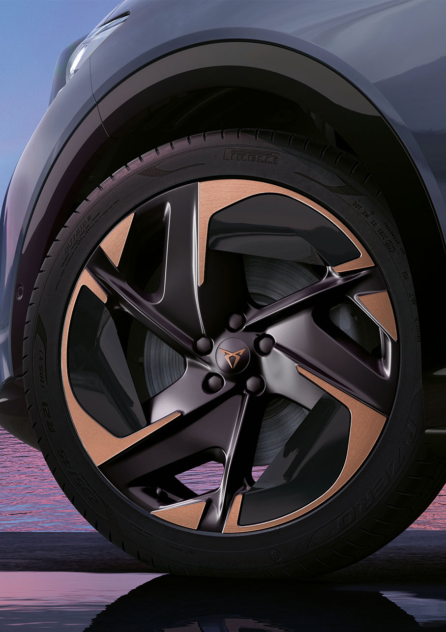 llanta aerodinámica de 21 pulgadas con acabado en cobre negro satinado para el CUPRA Tavascan 2025 