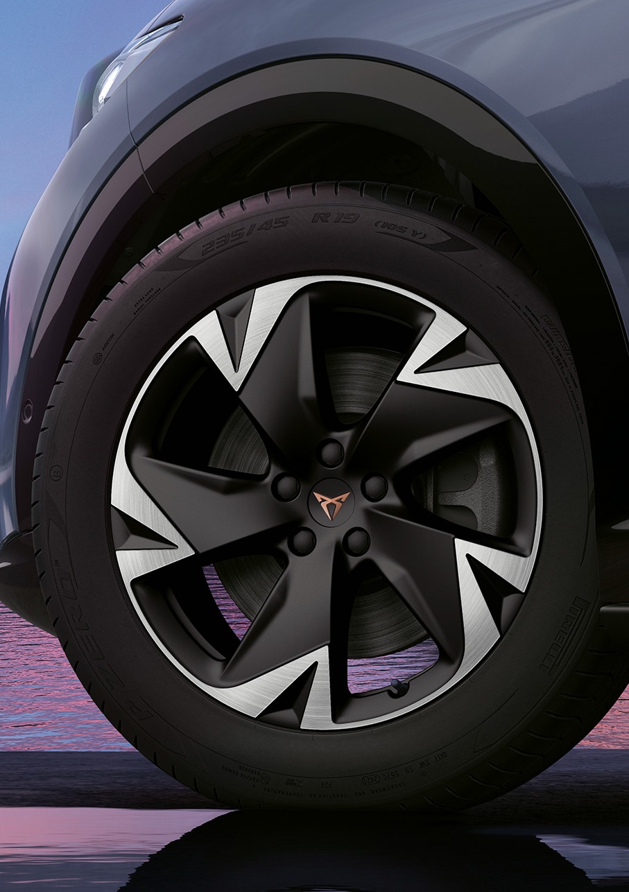 Las nuevas llantas aerodinámicas deportivas negro mate de 19 pulgadas del CUPRA Tavascan 2025
