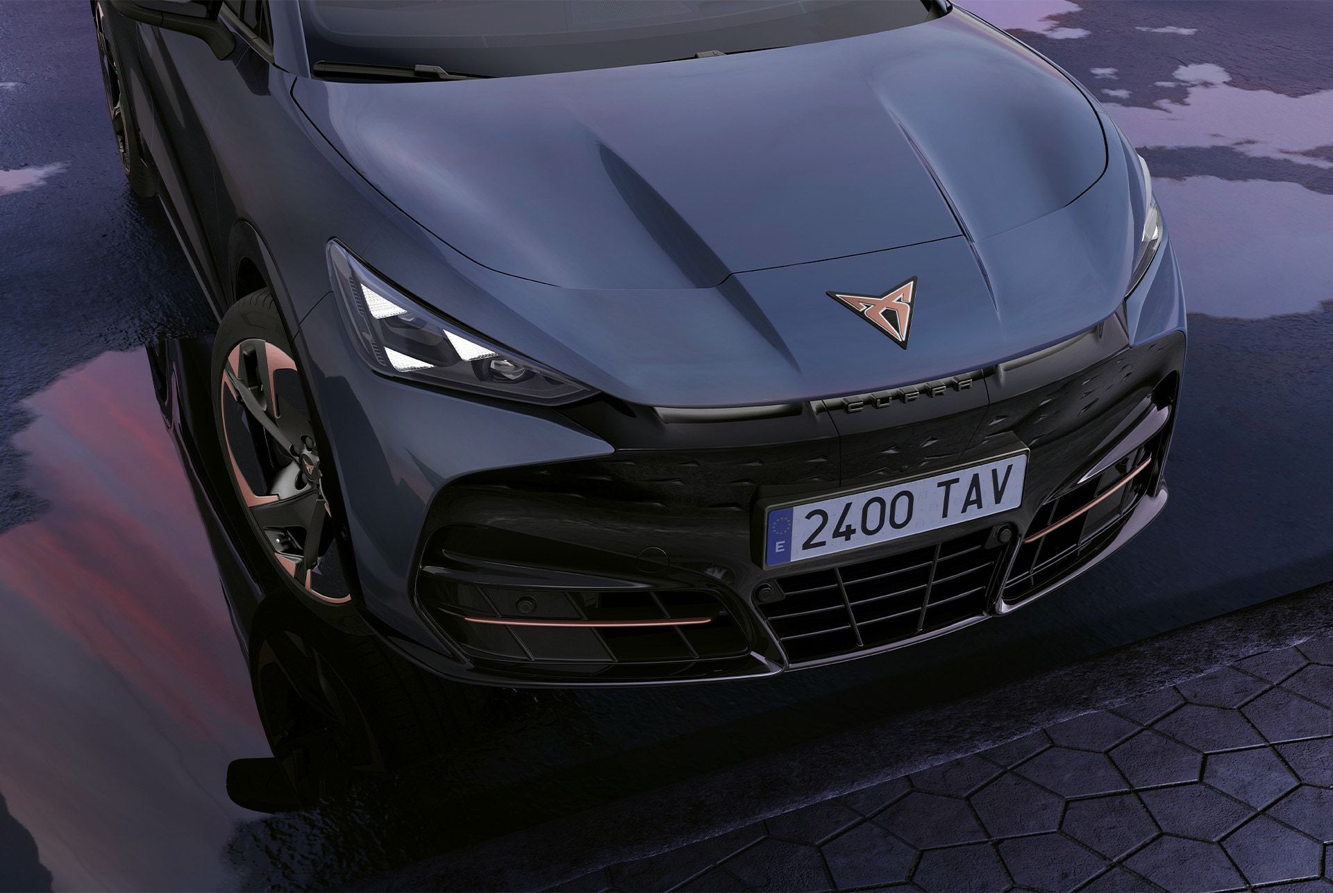 parte delantera de CUPRA Tavascan 2024 con matrícula, logotipo de cobre en el capó del coche y faros delanteros 