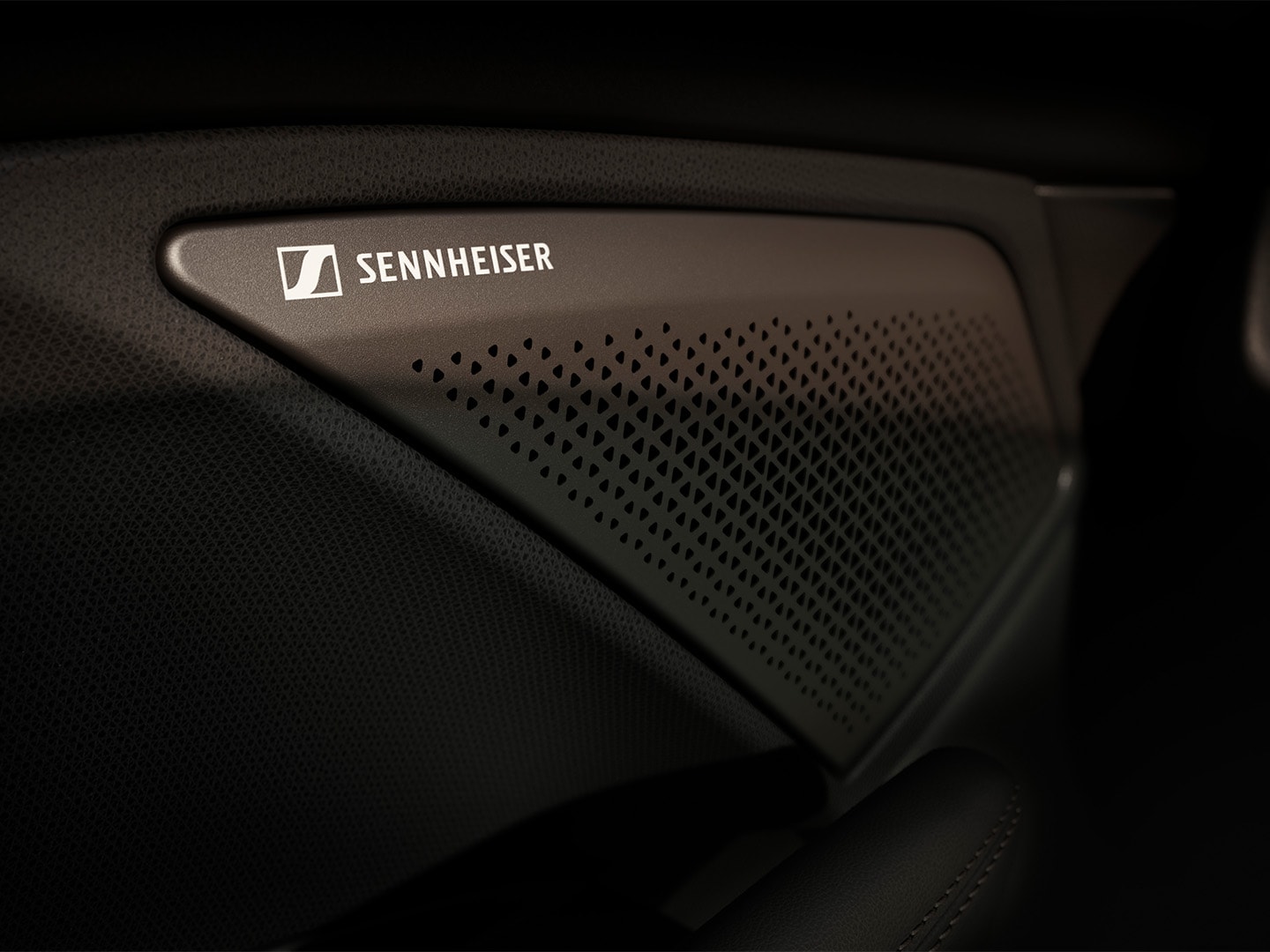 El sistema de sonido de alta fidelidad de 12 altavoces Sennheiser AMBEO Immersive Sound System del CUPRA Terramar incluye el logotipo de Sennheiser. Primer plano.