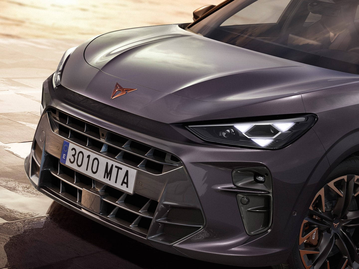 CUPRA Terramar cuenta con faros CUPRA Matrix LED HD y faros triangulares de nueva generación.