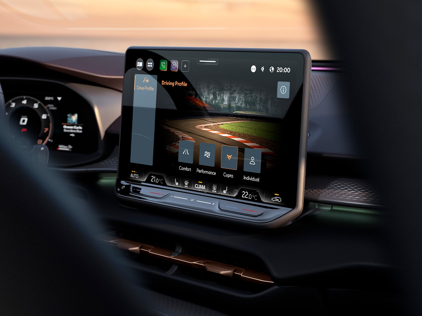 Sistema de infotainment de 12,9" del CUPRA Terramar mostrando la nueva función de control de chasis adaptativo (Dynamic Chassis Control o DCC, por sus siglas en inglés), que mejora la dinámica de conducción gracias a los amortiguadores adaptativos.