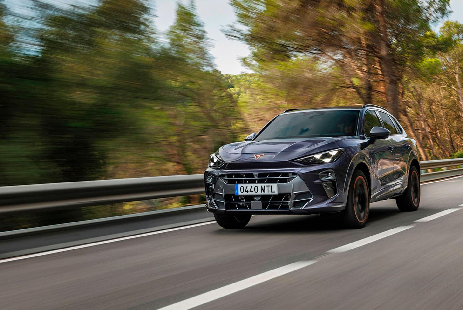 Un CUPRA Terramar circulando por la carretera para demostrar la experiencia en conducción segura, galardonado con la calificación de 5 estrellas Euro NCAP.