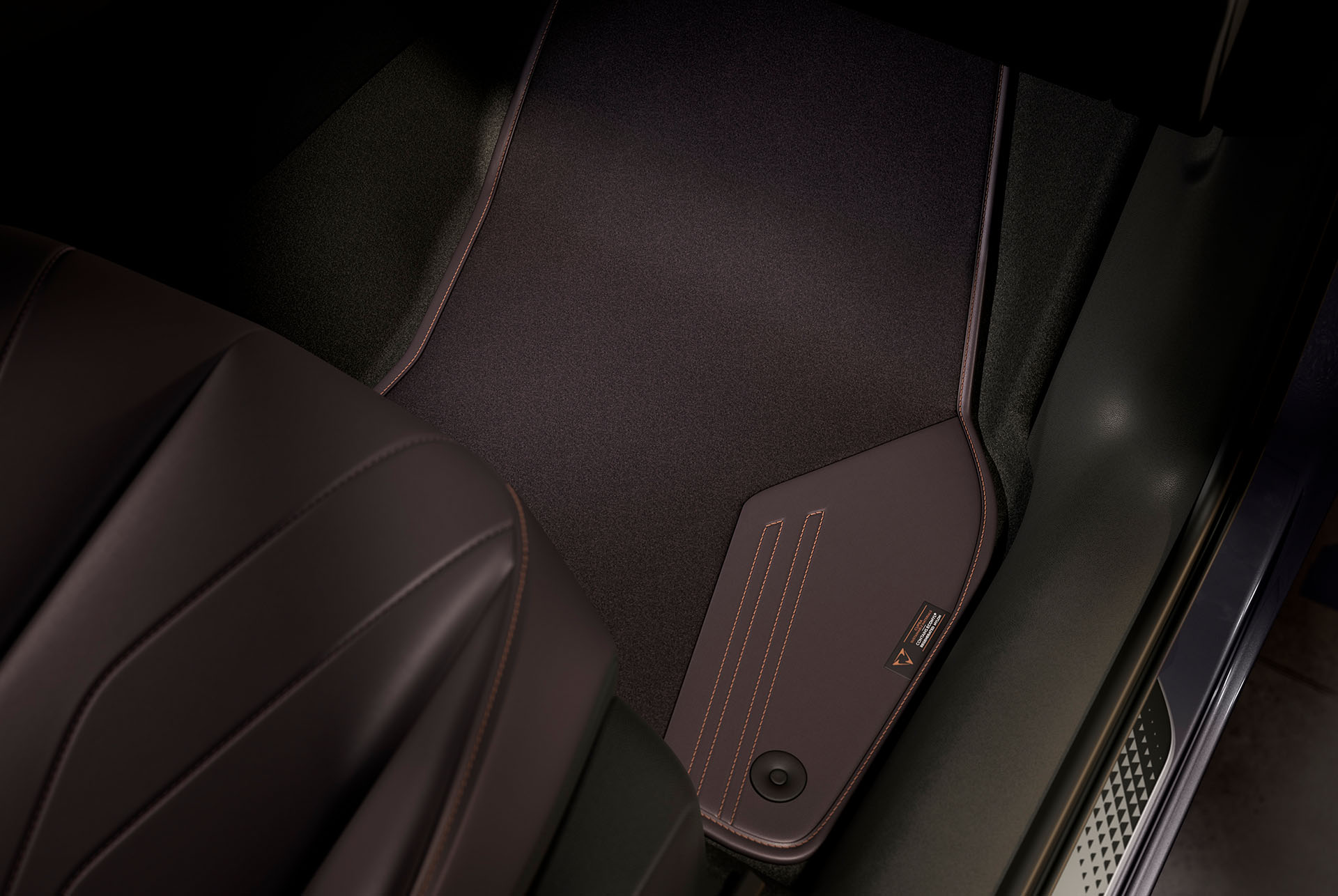 Interior del CUPRA Terramar con alfombrillas High Canyon. Estas duraderas alfombrillas protegen el suelo y complementan el diseño interior High Canyon, apto para todas las versiones.