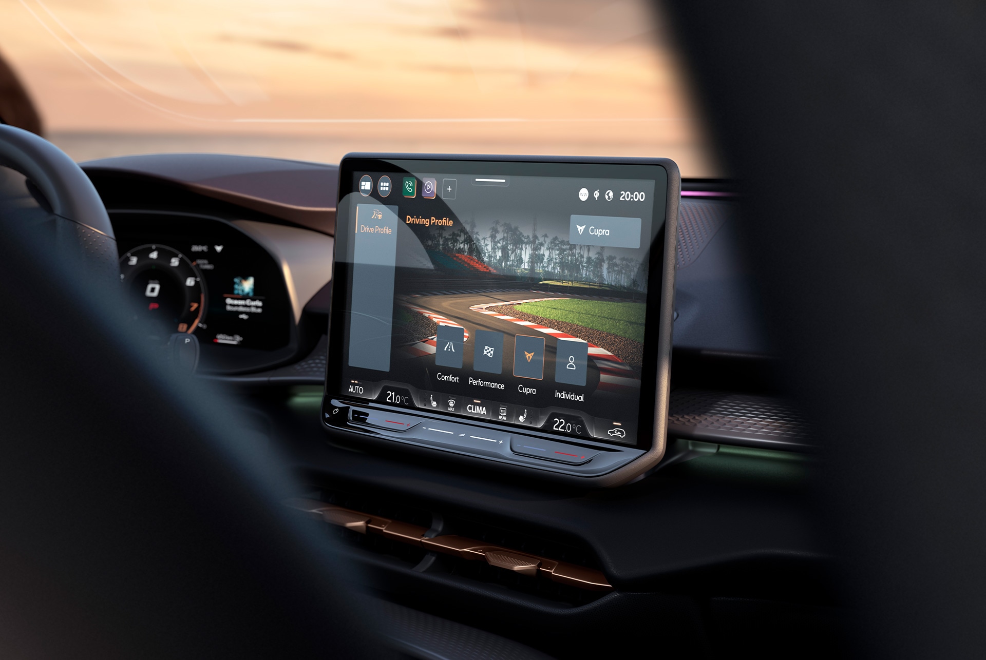 el sistema de Infotainment de 32,7cm (12,9") del CUPRA Terramar muestra la nueva función de Control de chasis adaptativo (DCC), que potencia la dinámica de conducción con su amortiguación adaptativa.