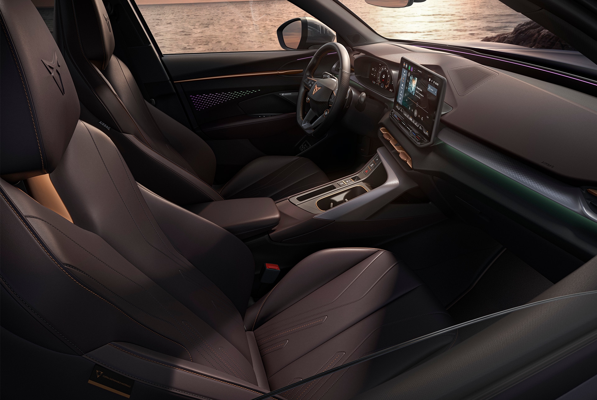 Interior del CUPRA Terramar con asientos de cuero en color borgoña oscuro ajustables y calefactados, salpicadero de tacto suave con detalles en cobre, asiento de conducción con función de memoria e iluminación ambiental avanzada.