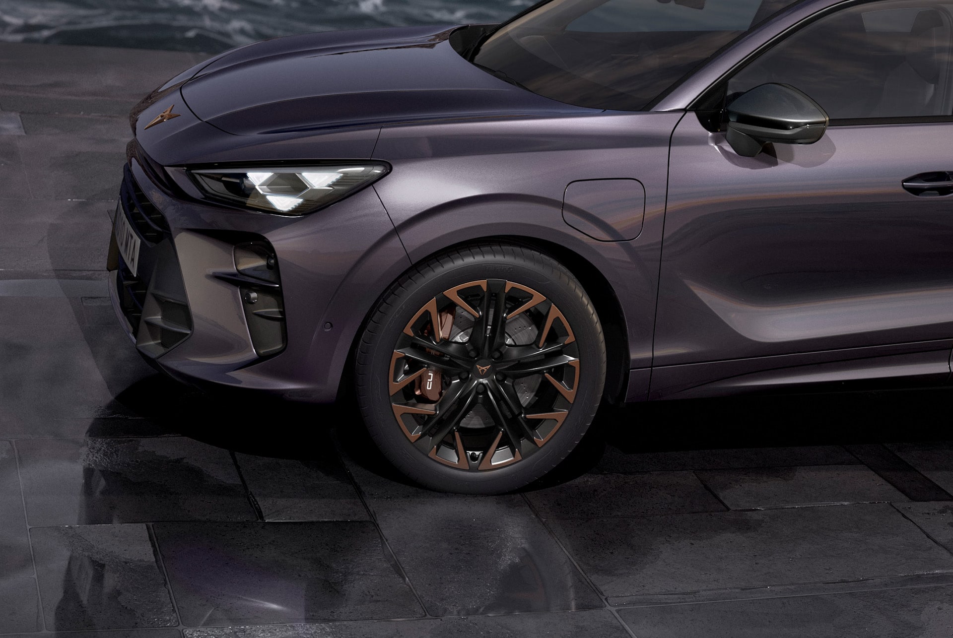 CUPRA Terramar color Dark Void con llantas de aleación Hadron Copper de 20 pulgadas y frenos Akebono.