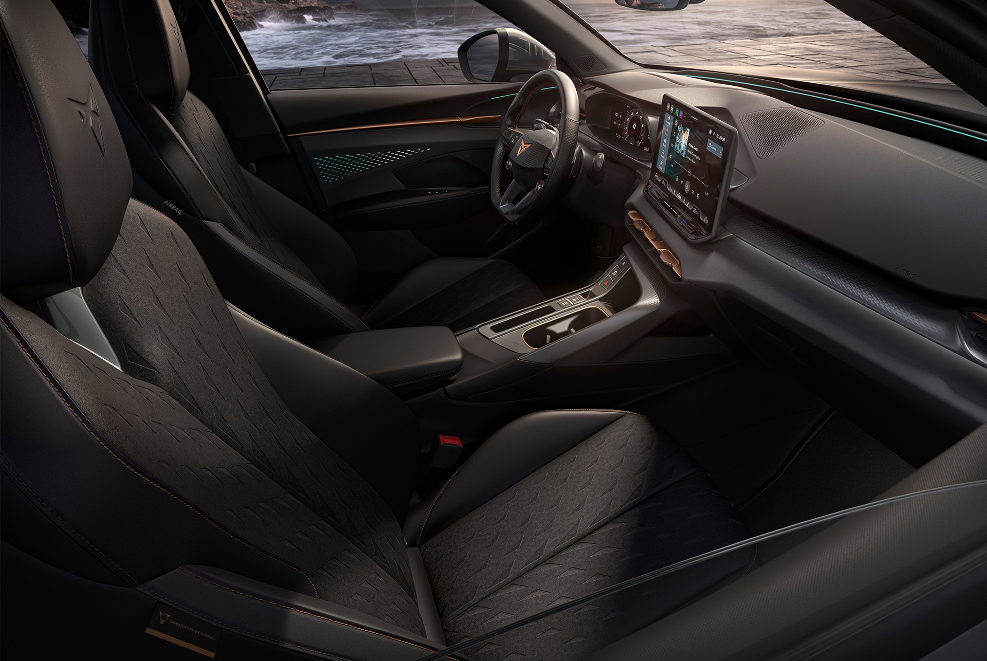 Interior del CUPRA Terramar Moon Light con asientos de microfibra reciclada Dinamica en negro y gris, salpicadero de tacto suave con detalles en cobre, y asientos sumamente ajustables con función de memoria, soporte lumbar y plegado eléctrico.