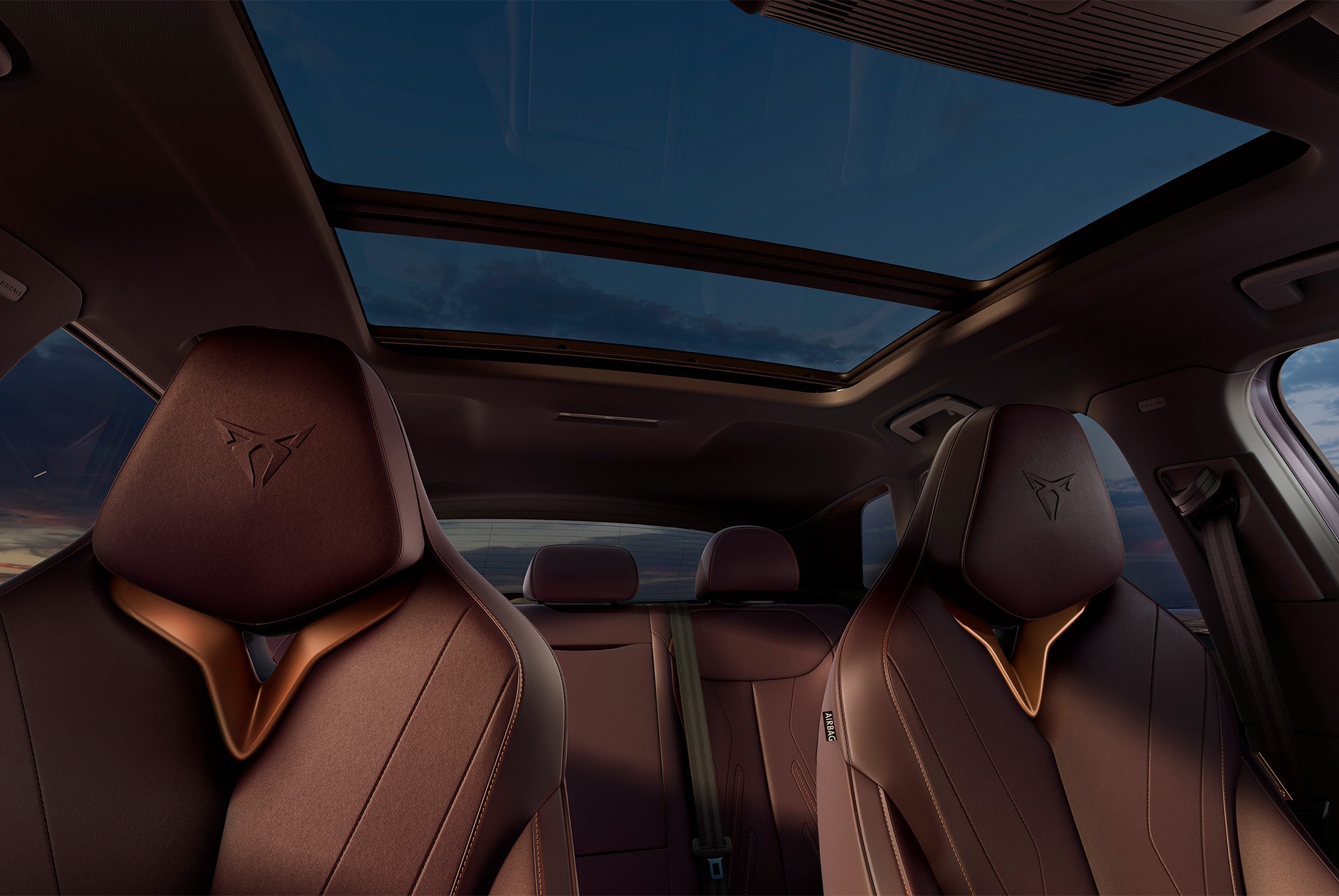 Tu horizontes no tiene límites con el techo solar eléctrico panorámico. Disfruta de toda la luz natural posible y de un ambiente espacioso en el interior de tu CUPRA Terramar.