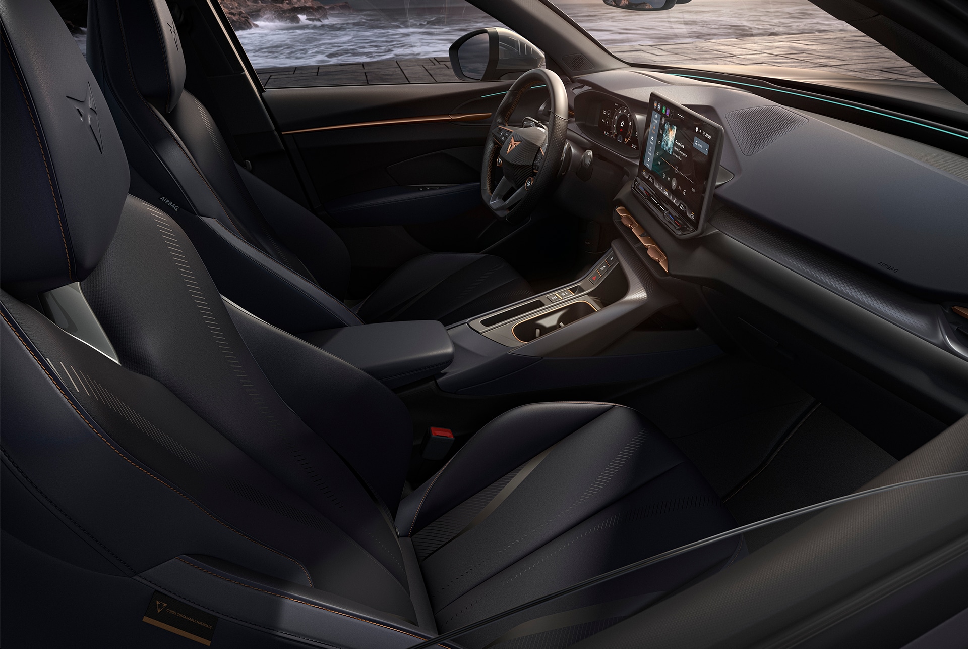 Interior del CUPRA Terramar con asientos Seaqual Yarn fabricados con plástico marino reciclado, salpicadero de acero azul oscuro con detalles en cobre y asientos deportivos regulables.