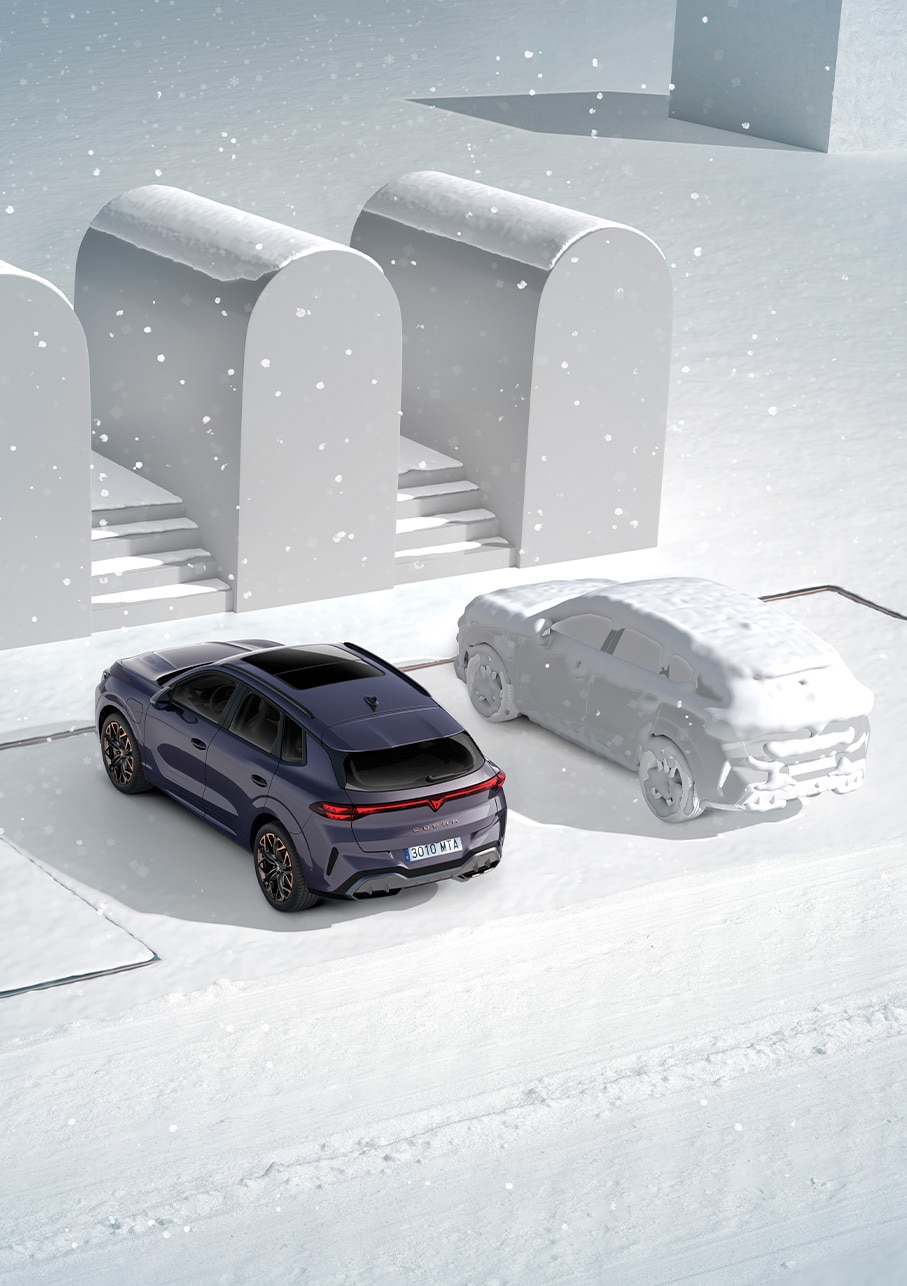 CUPRA Terramar en color Dark Void aparcado en un entorno nevado, con el sistema de calefacción de aparcamiento para entrar en calor los días fríos, controlado a distancia.