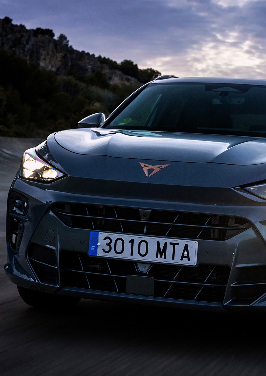 Primer plano delantero del CUPRA Terramar VZ en color Dark Void, con faros CUPRA Matrix LED Ultra, sistema de iluminación HD y llantas HADRON COPPER de  50,8 cm (20”).