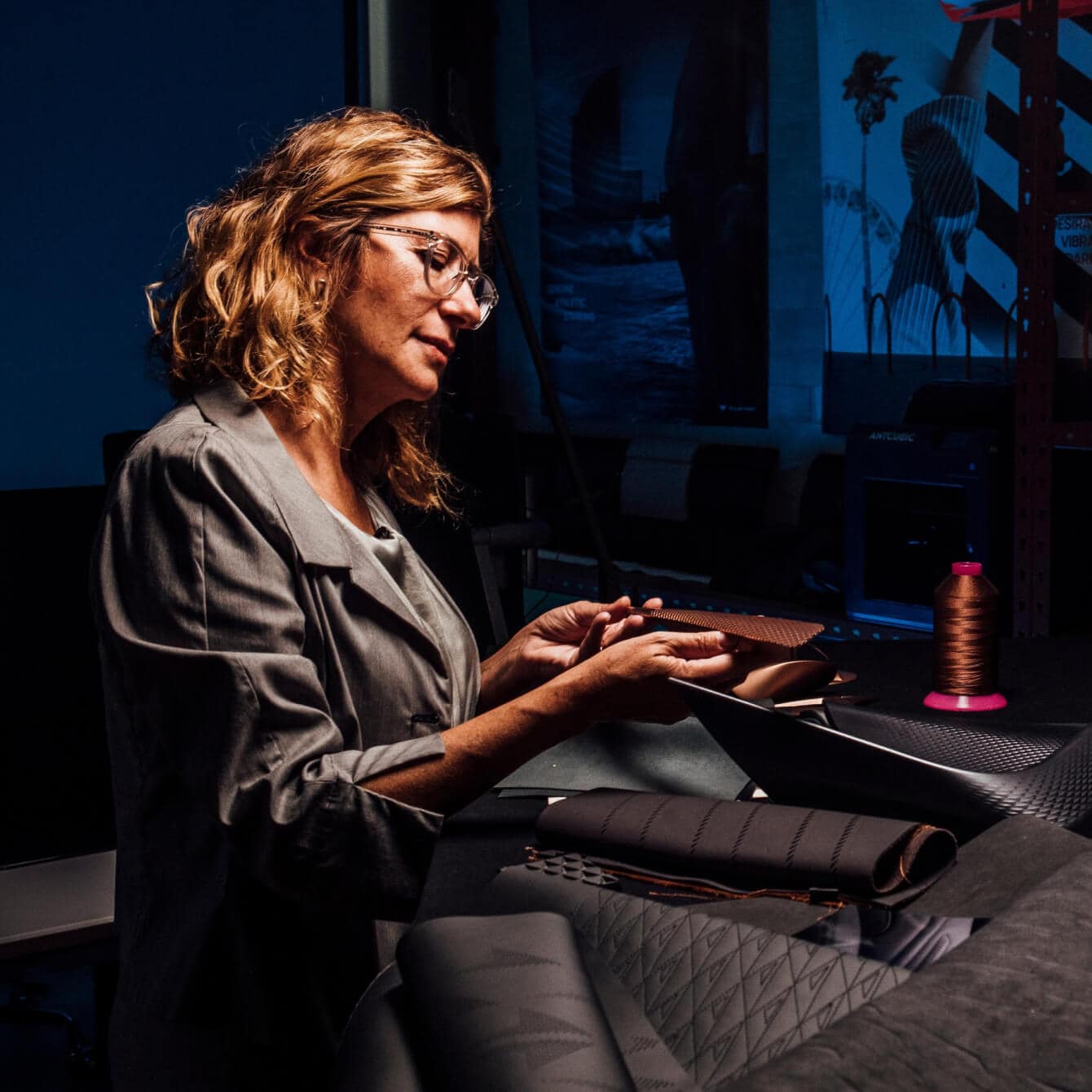 Francesca Sangallo, directora creativa, trabajando en un tejido en un taller oscuro.