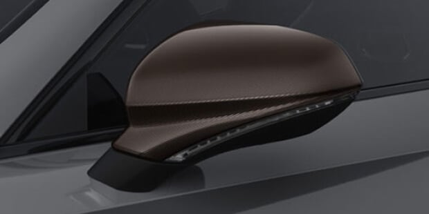 Primer plano del retrovisor lateral negro, en un CUPRA gris oscuro.