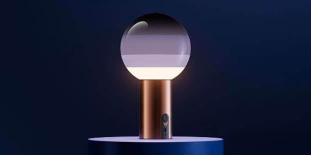 Lámpara Marset Dipping Light, base dorada, pantalla de cristal degradado.
