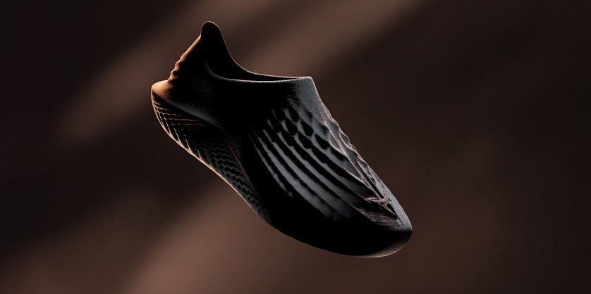 Zapato oscuro y texturizado con un diseño acanalado sobre un fondo oscuro.