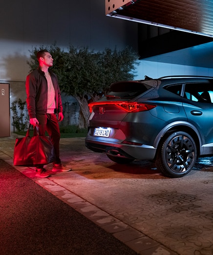 vehículo eléctrico cupra siendo cargado por elli con el cargador cupra
