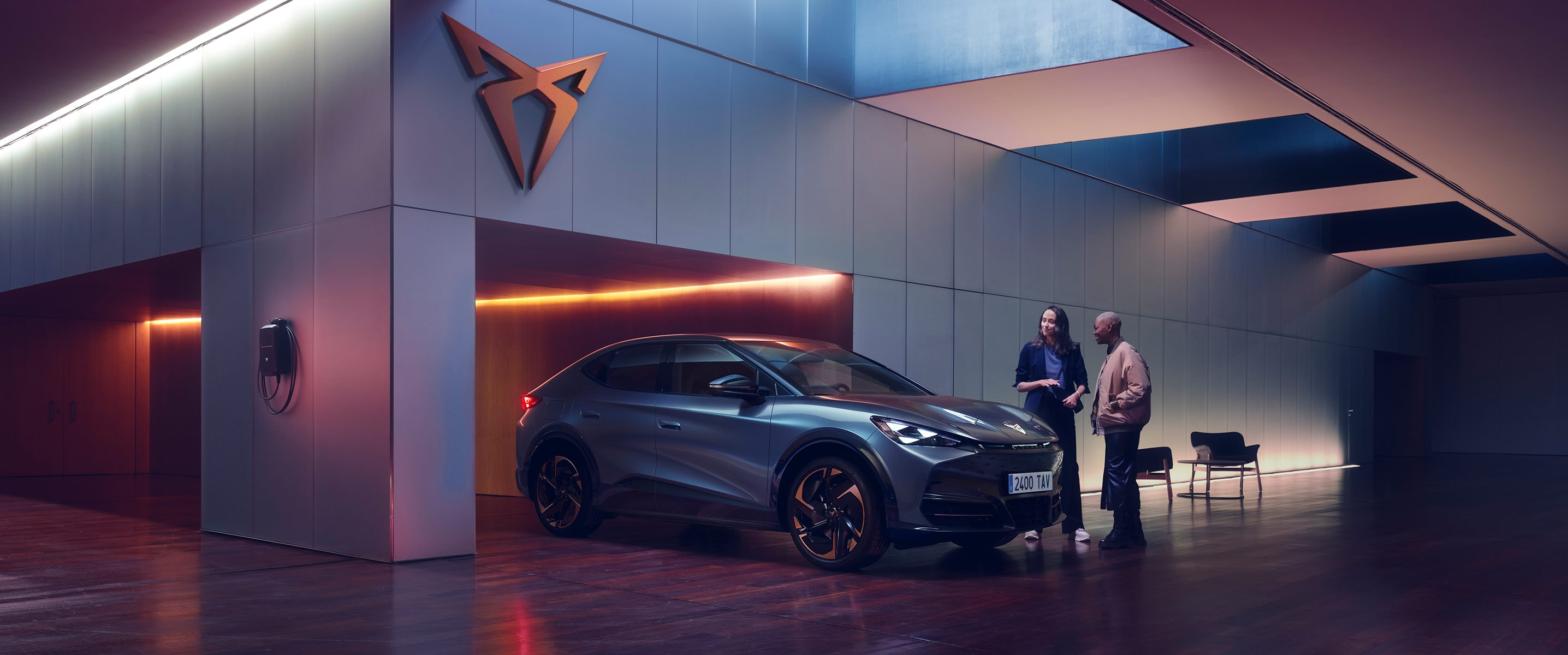 Tavascan 100% eléctrico expuesto en recepción de servicio de especialistas CUPRA