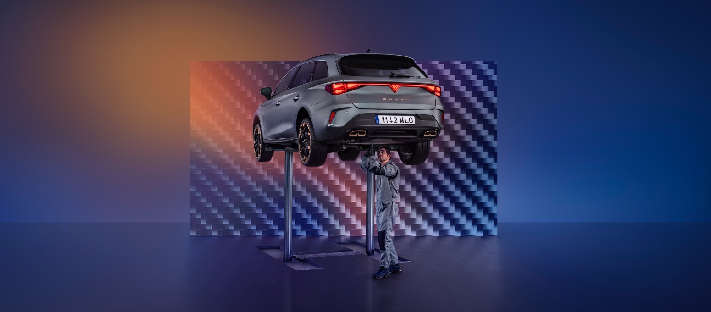CUPRA León Sportstourer subido en elevador mientras realizan inspección