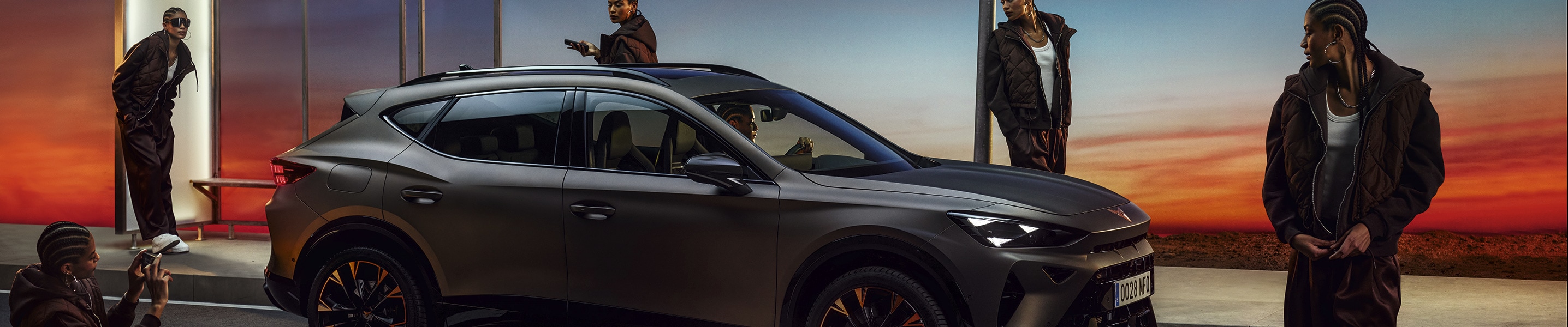 CUPRA Formentor VZ en bronce century mate con puesta de sol de fondo y talento.