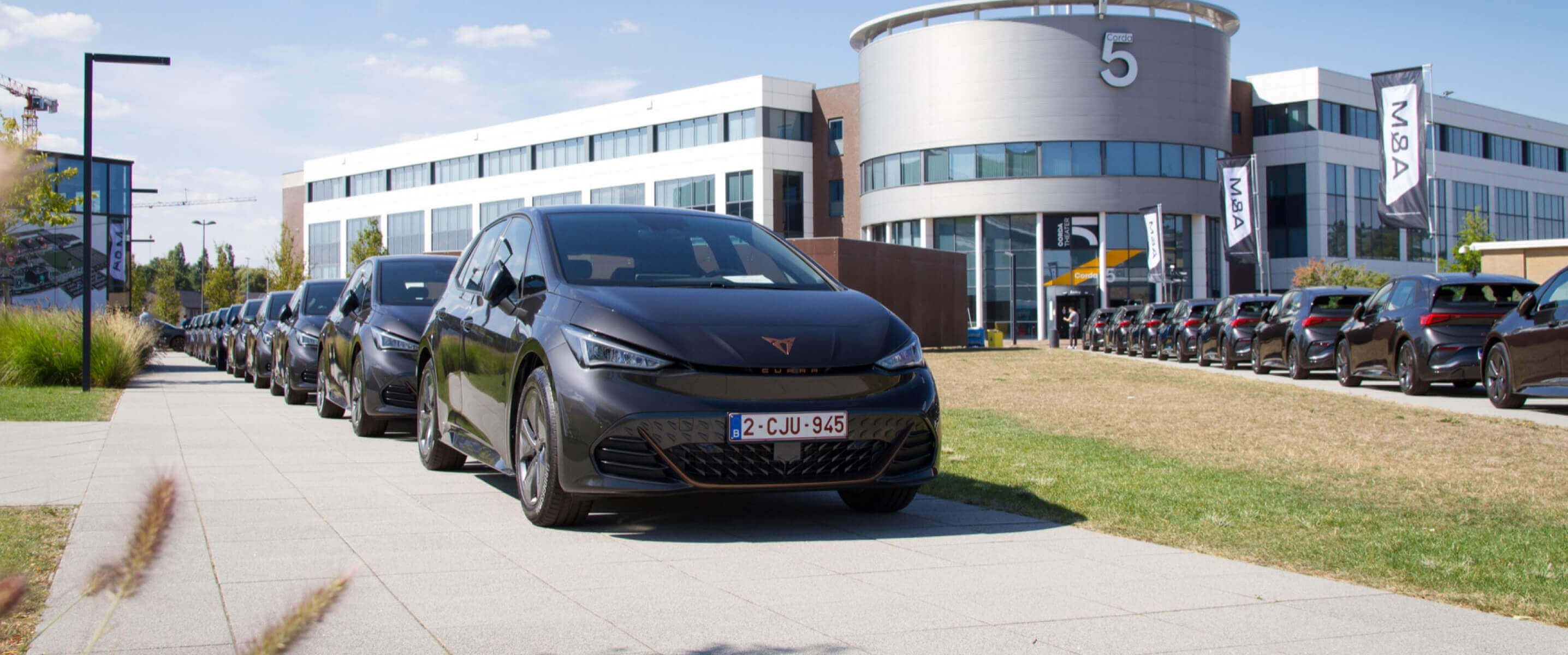 Gestión de flotas CUPRA, vehículos eléctricos de CUPRA para las necesidades de tu empresa, edificio al fondo.