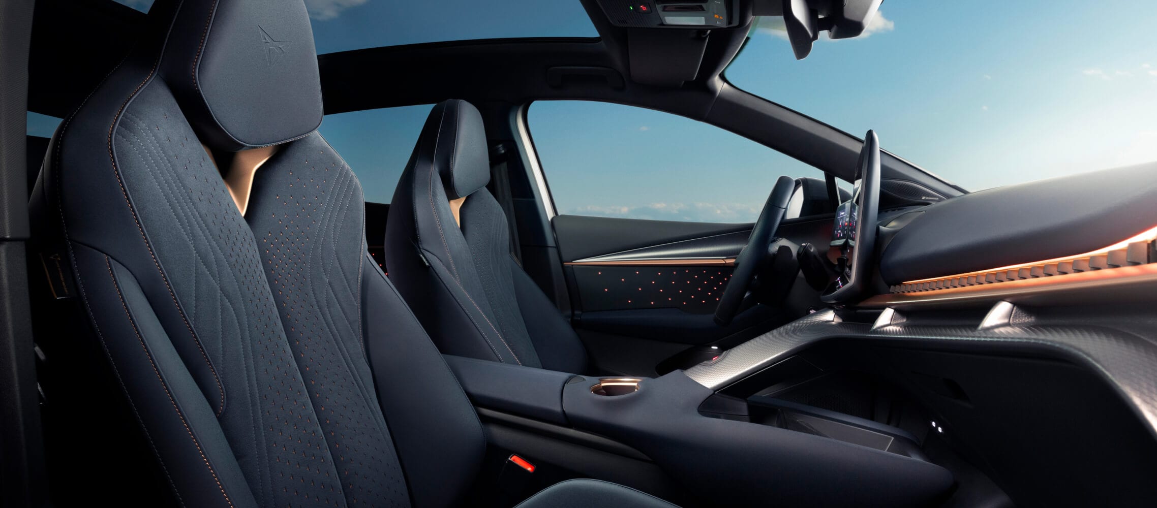 Asientos bucket CUPRA con costuras en cobre para el CUPRA Tavascan, imagen del interior del coche de empresa.