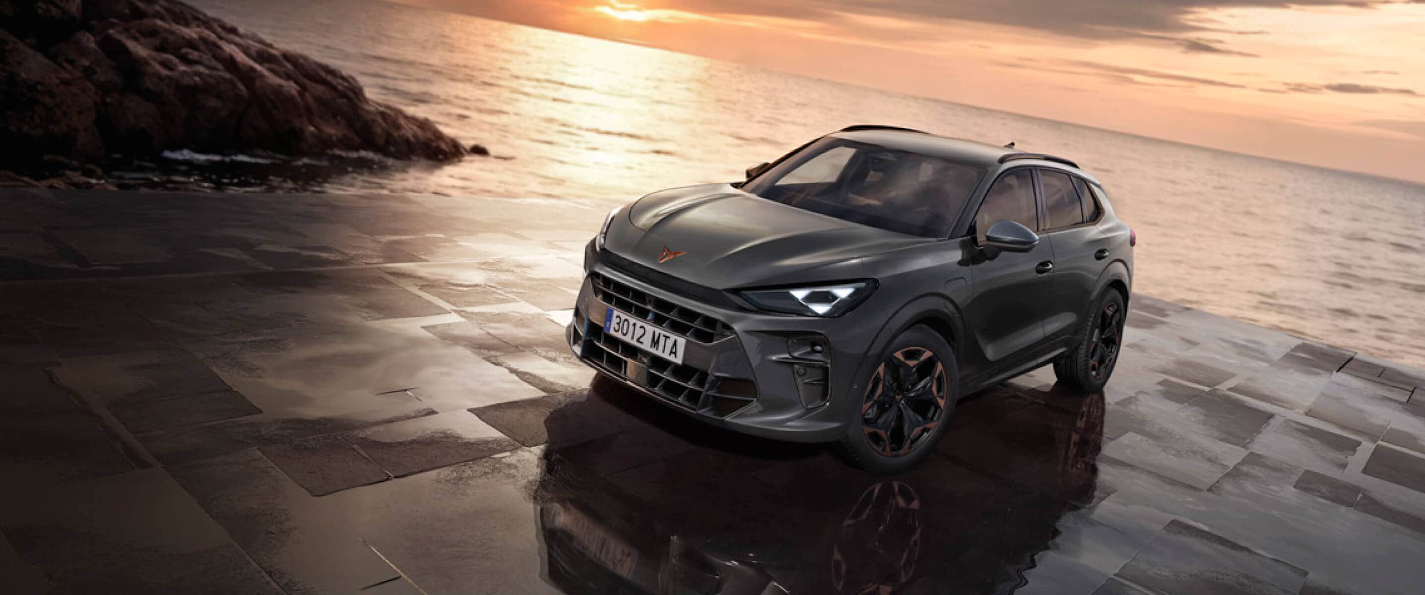 Vehículo de la flota CUPRA Terramar, coche corporativo que tiene llantas con detalles en cobre, plano general.