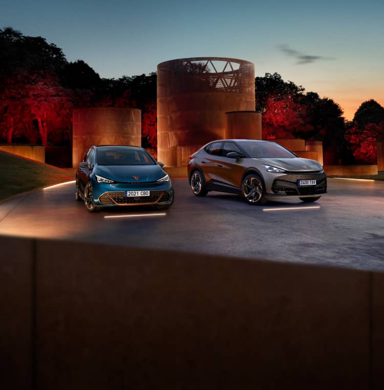 Opciones de leasing de flotas, el CUPRA Born eléctrico, vista delantera y trasera. Atardecer al fondo.