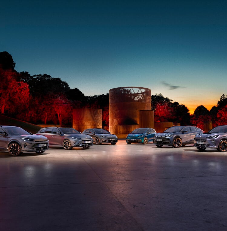 Vehículos eléctricos de batería, CUPRA Born y CUPRA Tavascan, opciones de coches de empresa para la gestión de flotas, fondo naranja y de hormigón.