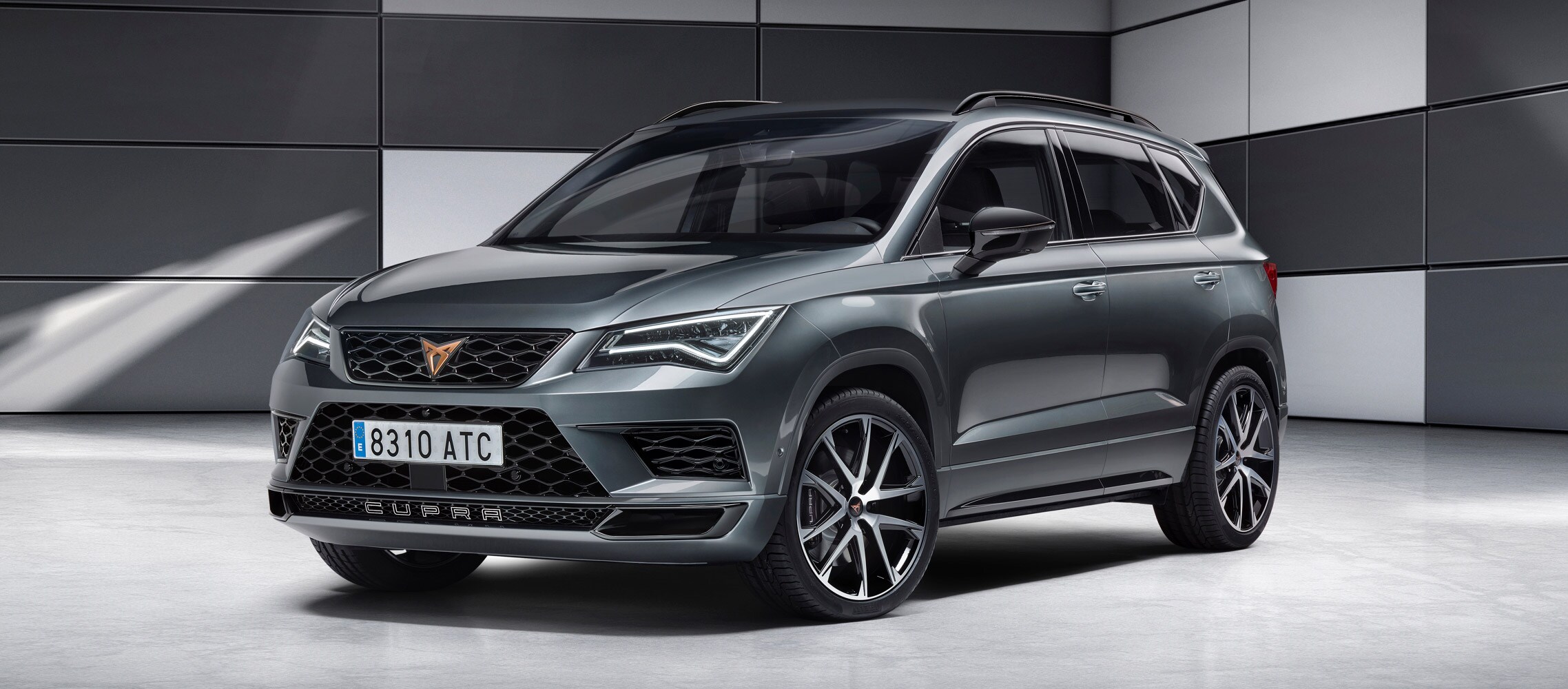 Vista frontal lateral del CUPRA Ateca en interior