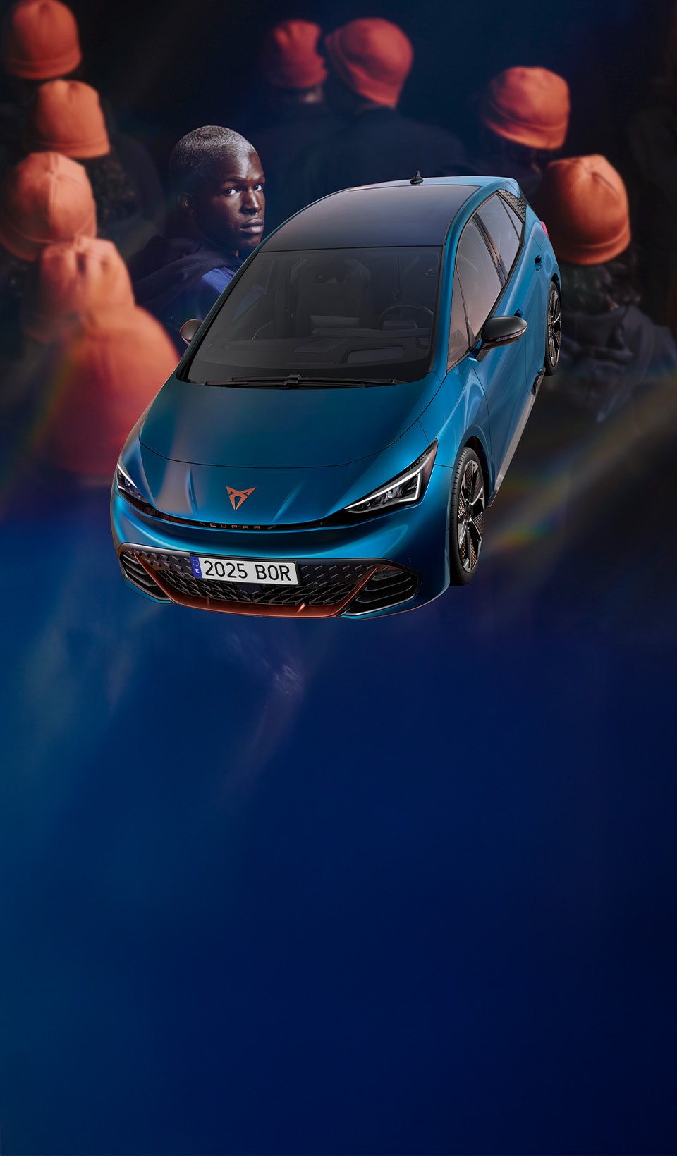 Un CUPRA Born eléctrico de color azul en una escena surrealista superpuesta en frente de varias de personas que están de espaldas excepto un hombre que mira hacia el espectador
