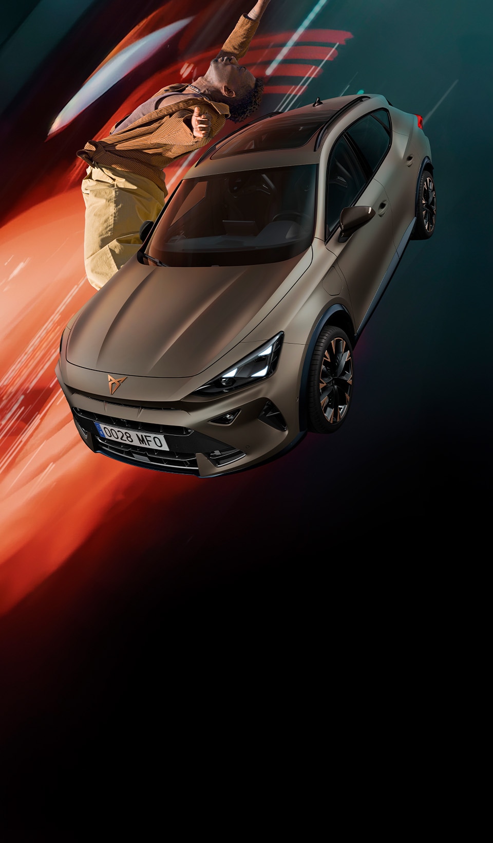 CUPRA Formentor en vista de ¾ con los faros encendidos. A la izquierda una persona con la parte superior del cuerpo visible se inclina hacia el coche con su brazo extendido hacia arriba