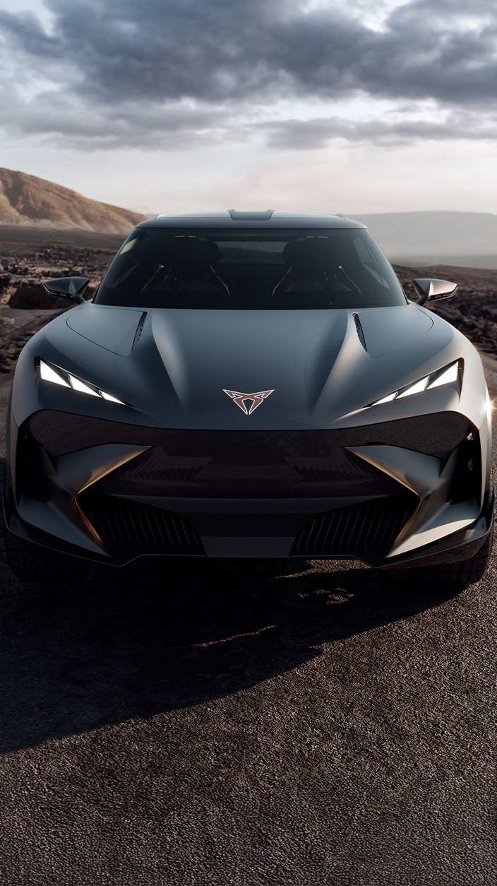 CUPRA Tindaya, un coche futurista con un diseño agresivo y el inconfundible logotipo de CUPRA en el capó como rasgos clave de identidad.
