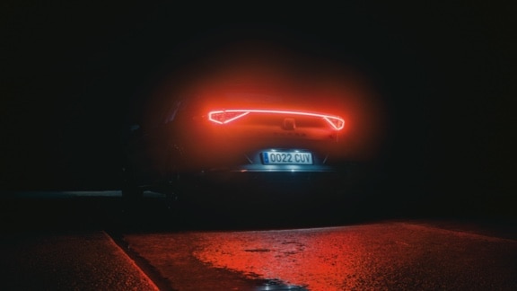 Unas elegantes luces traseras abarcan todo el ancho dando un toque dinámico. 