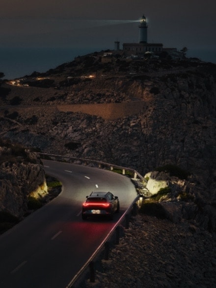 Vista panorámica de un CUPRA Formentor en la carretera 