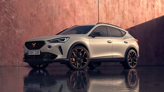   Front view of the CUPRA Formentor VZ5 taiga grey colour 