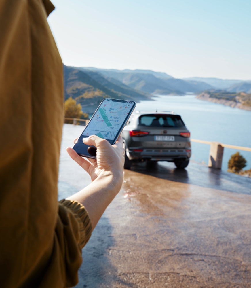 woman-connected-to-cupra-connect-via-smartphone