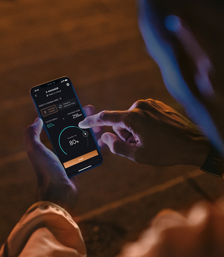 propietario-cupra-conectado-a-my-CUPRA-app-para-fijar-el-tiempo-de-carga