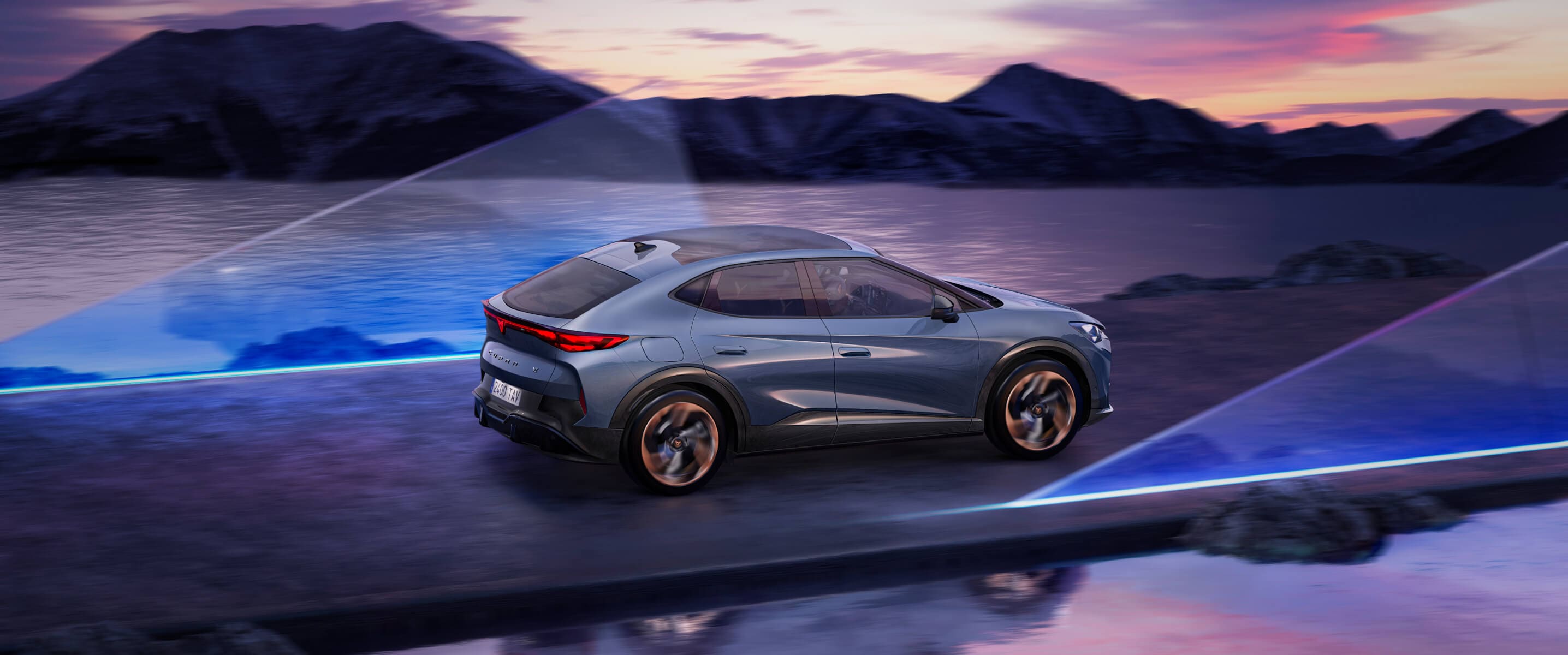 Coche eléctrico CUPRA Tavascan circula por una pintoresca carretera costera al atardecer, con un paisaje montañoso y haces de luz futuristas, mostrando el innovador diseño de los vehículos eléctricos.