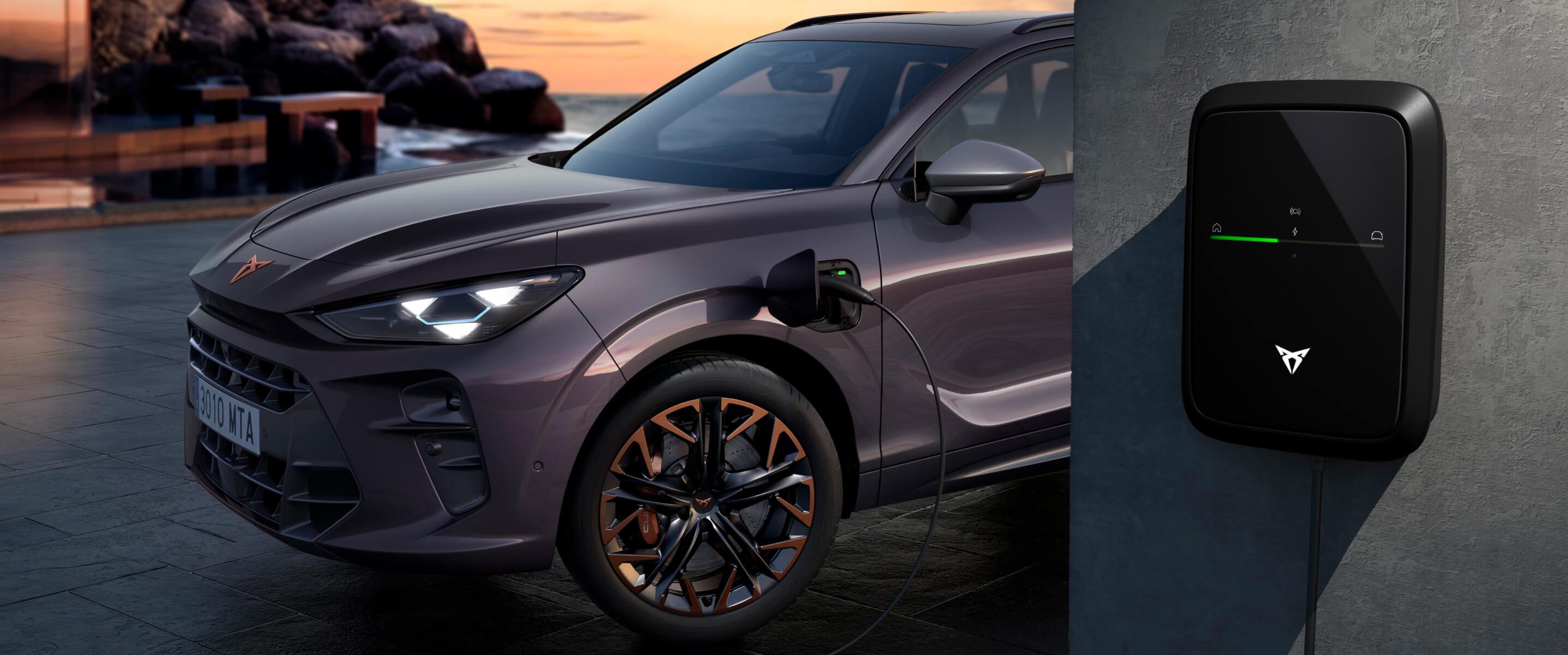 Un CRUPA gris oscuro, coche eléctrico, cargándose y el cargador para coches eléctricos.