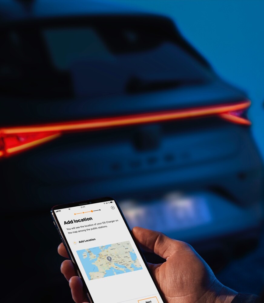 Couple%20using%20CUPRA%20CHARGER%20CONNECT%20public%20charging%20point