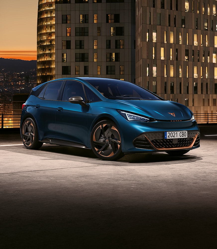 CUPRA%20Born%20eléctrico%20en%20Aurora%20Blue%20de%20noche%20en%20Barcelona